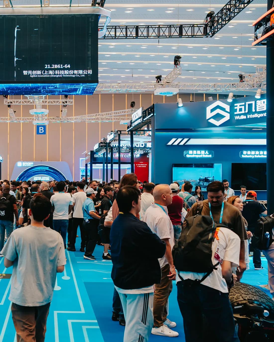 Pabellón de la feria internacional repleto de stands y compradores — el mercado global