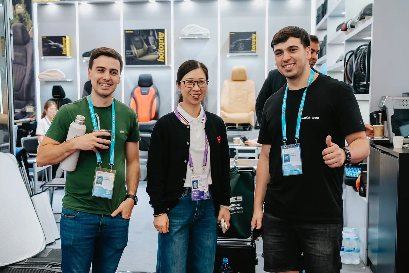 Empresarios argentinos con una proveedora china en un stand de autopartes de la feria